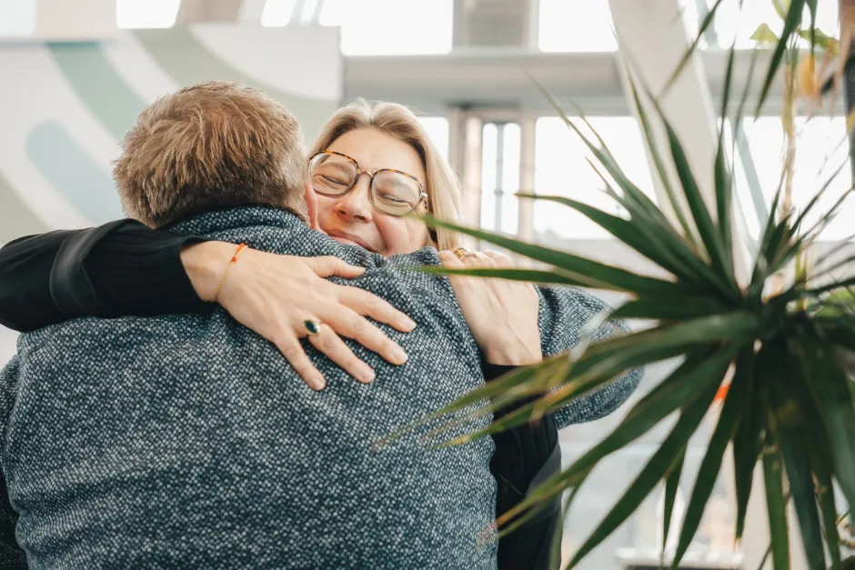 Umarmung von Thomas Schröder und Silvie Kreibiehl